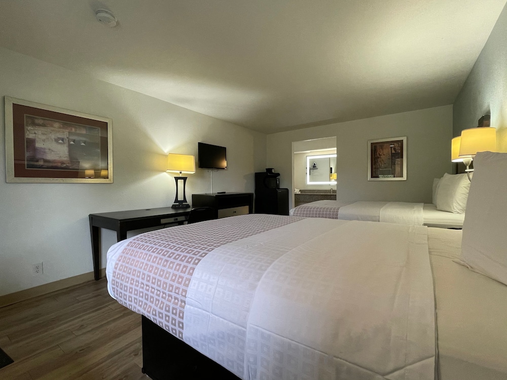 Suite, 2 Queen Beds photo 3