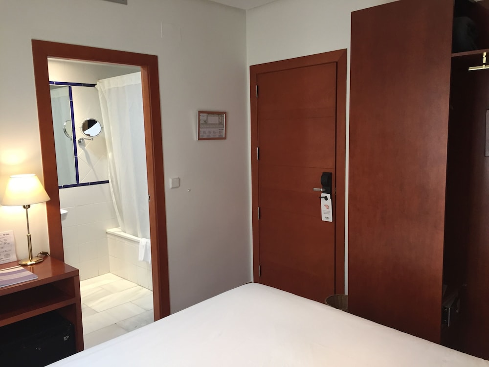 Room - Photo 5