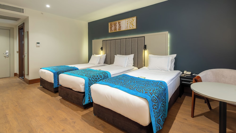 Economy Triple Room photo 2