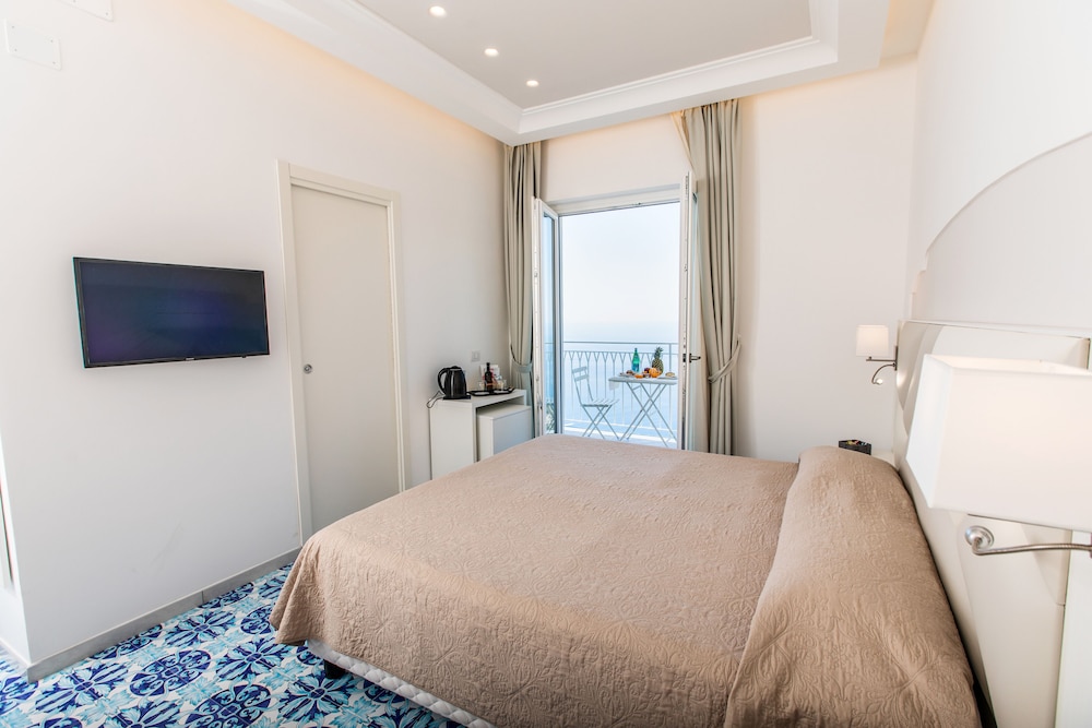 Deluxe Triple Room, Sea View photo 2