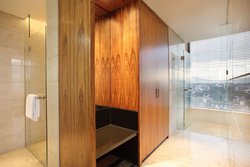 Deluxe King Room With Panoramic View thumbnail 6