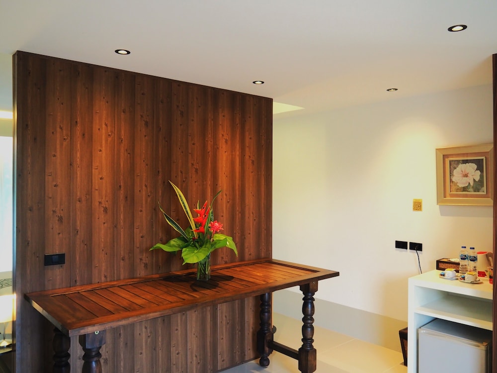Executive Deluxe Room With Pool View - Photo 9