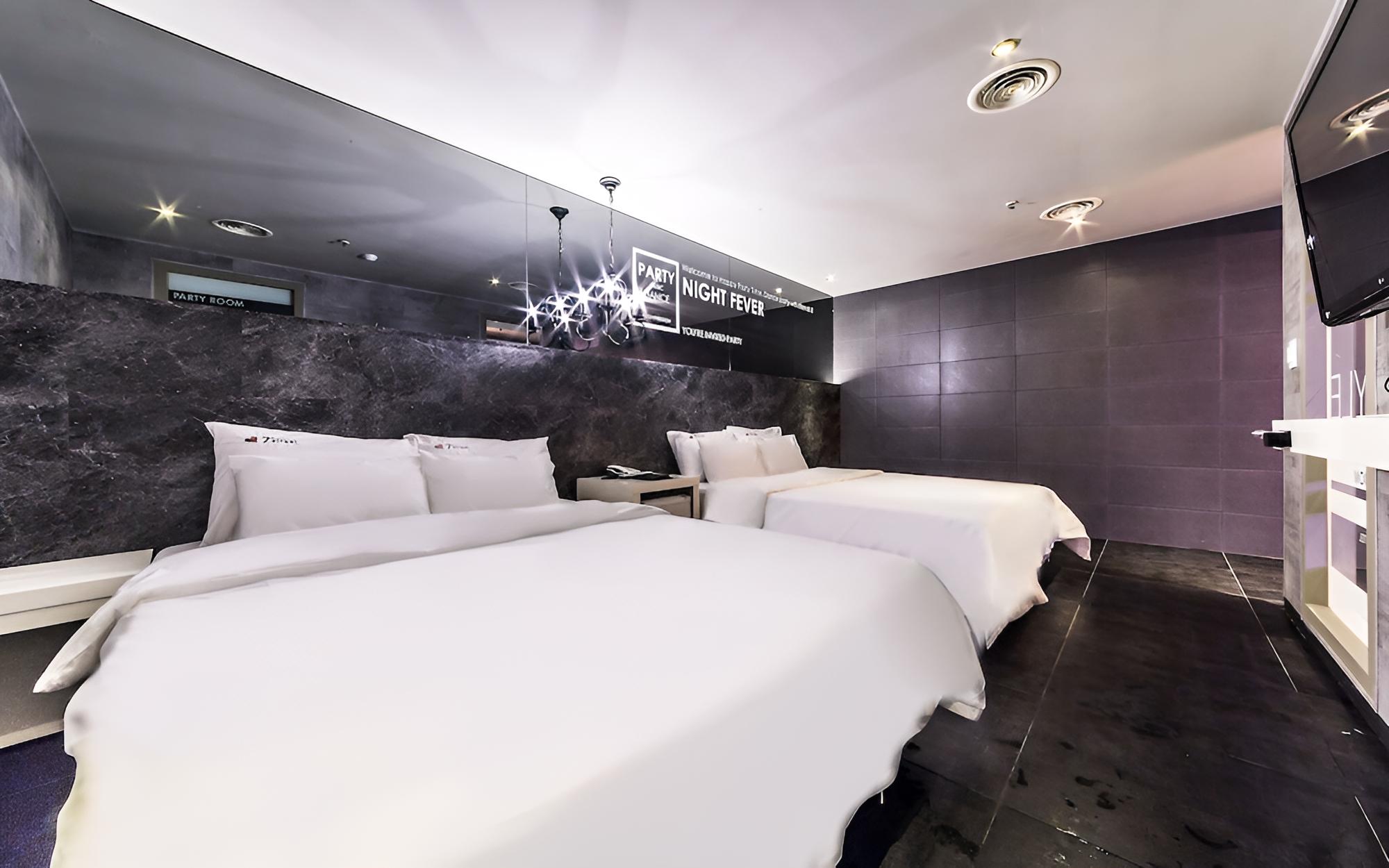Room (SE7EN (2 PC Karaoke Pool)) photo 2