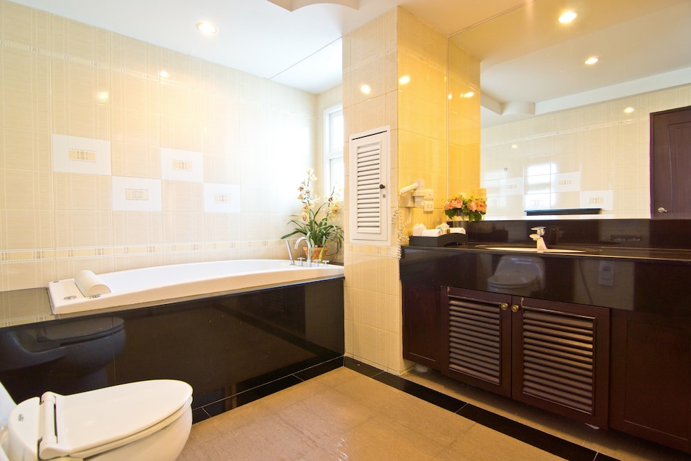Suite, 1 Bedroom - Photo 15