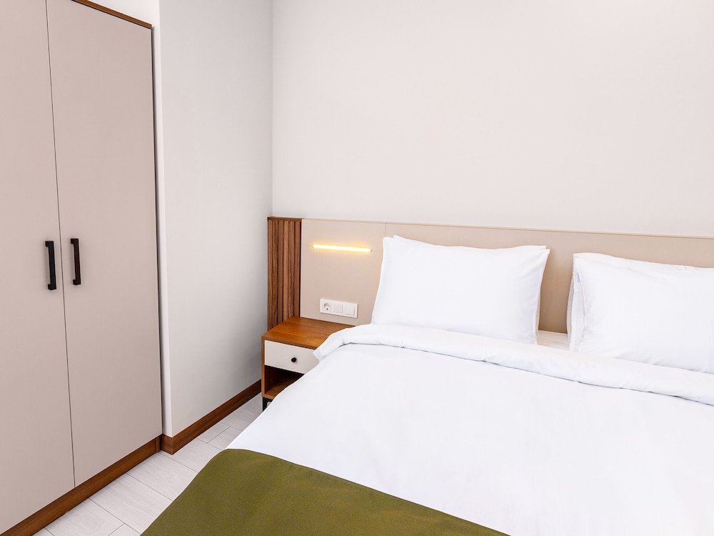 Deluxe Triple Room, City View photo 2
