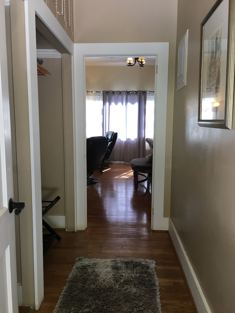 Luxury Room, 1 King Bed, Non Smoking, Mountain View (Pet Friendly) photo 2