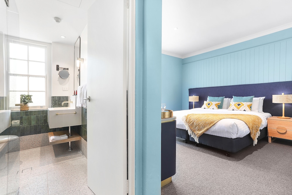 Bay Deluxe, 1 King Bed thumbnail 5
