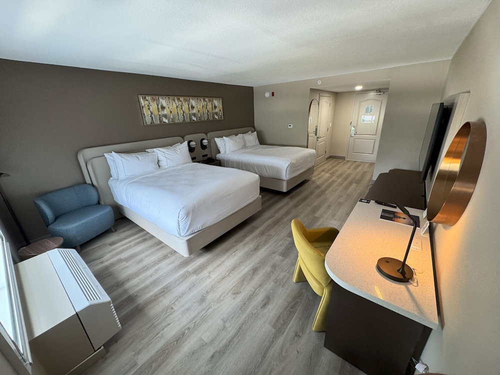 Room, 2 Queen Beds - Photo 4