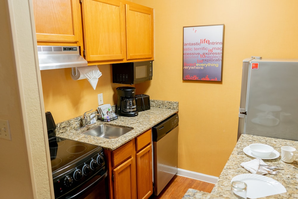Suite, 2 Bedrooms - Photo 3