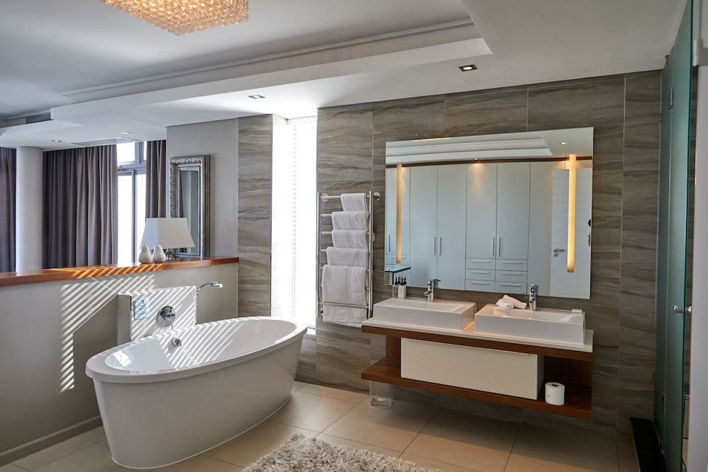 Three-Bedroom Exclusive Penthouse - Photo 23