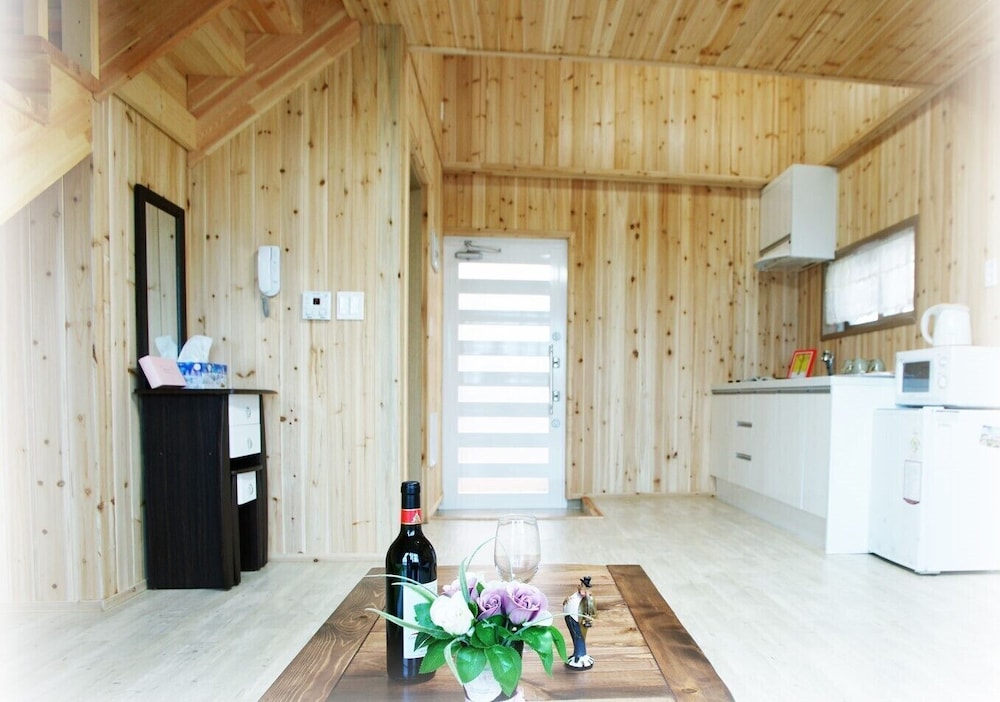 Room (B) photo 1