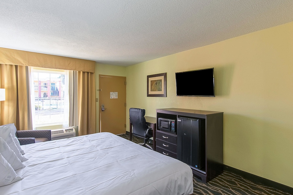 Standard Room, 1 King Bed, Non Smoking - Photo 4