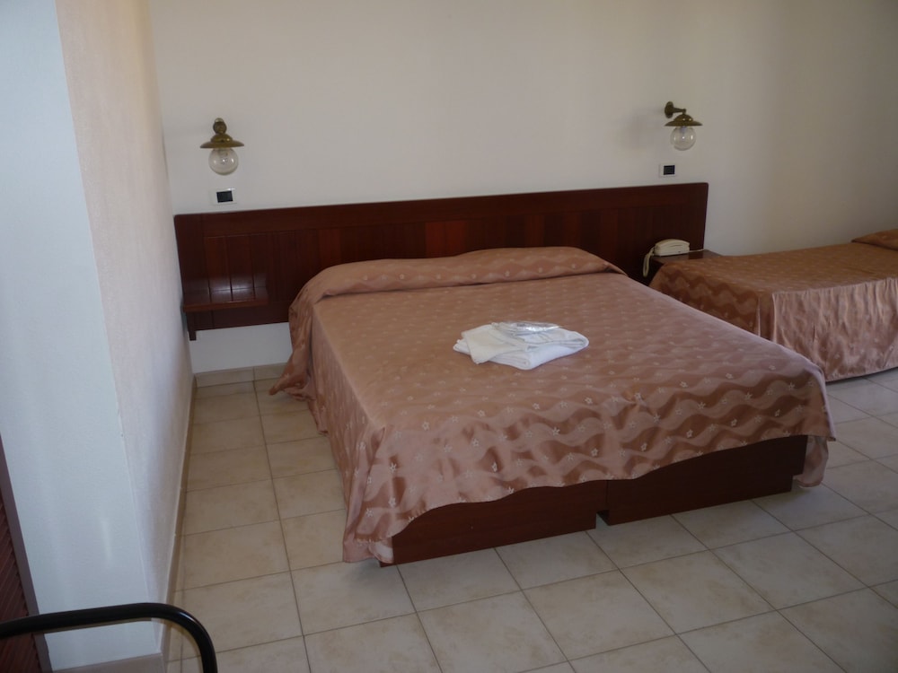 Classic Double or Twin Room, Private Bathroom, Tower photo 2