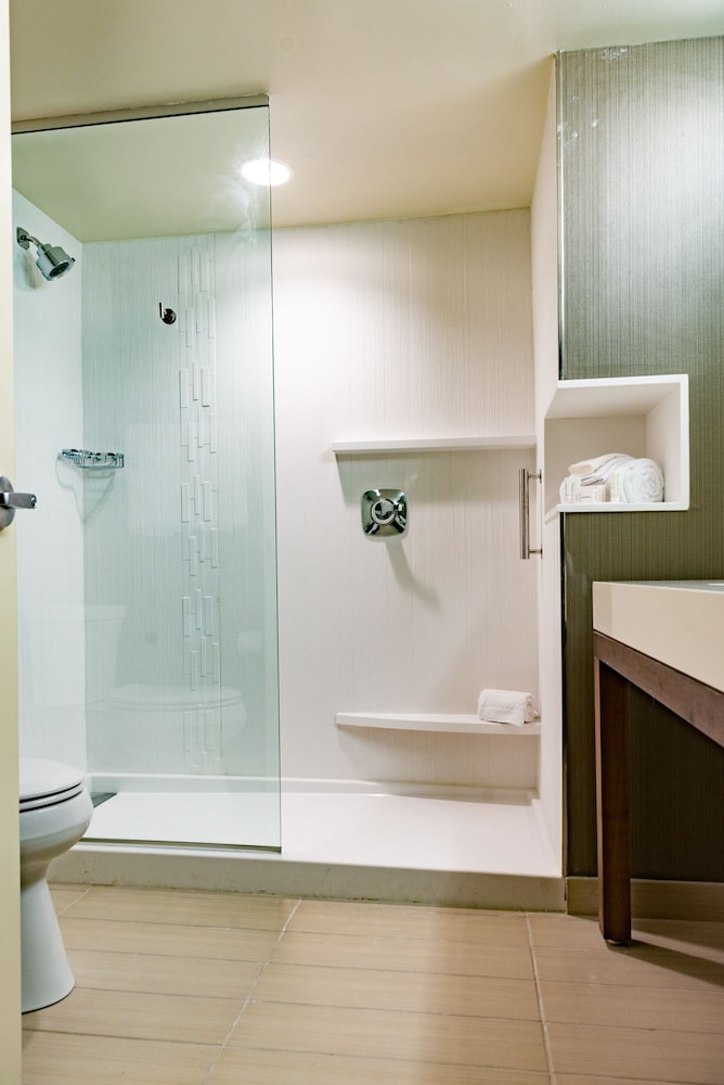 Room, 2 Queen Beds (Mobility Accessible, Tub) photo 1