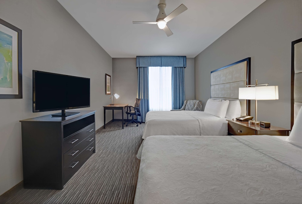 2 Bedrooms (1 King Bed, 2 Queen Beds)  Accessible, Bathtub photo 2