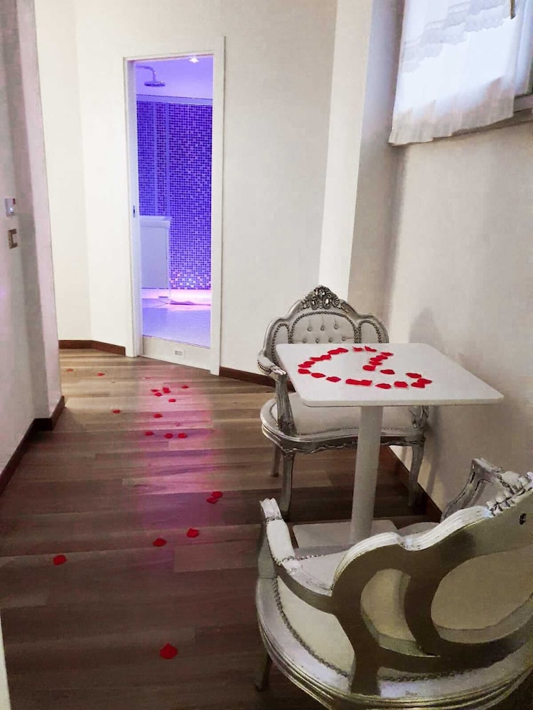 Luxury Suite, 1 Queen Bed, Jetted Tub + External Sauna photo 3