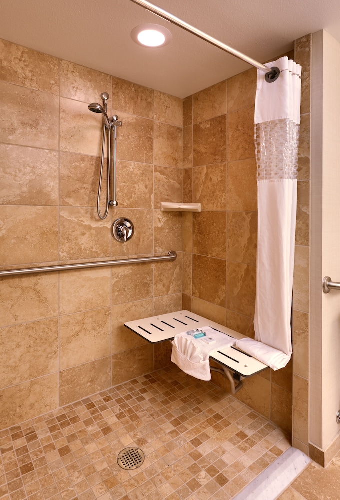 Room, 1 Queen, Accessible, Roll In Shower, Non Smoking - Photo 5