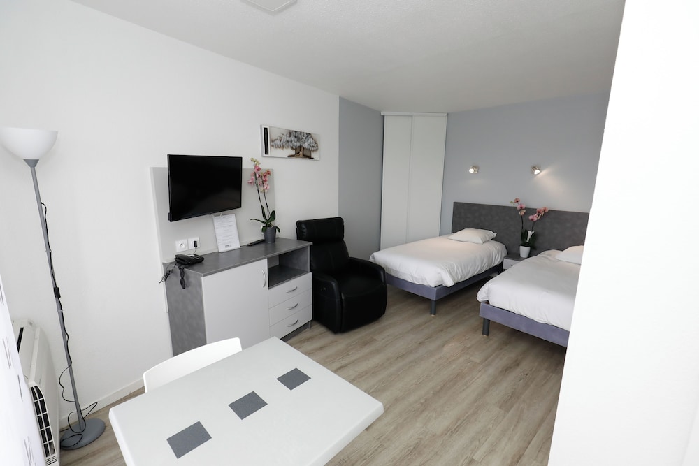 Classic Studio Suite, Balcony, Garden View
