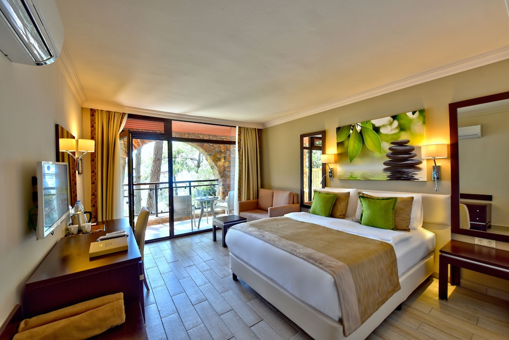 Standard Double Room, Partial Sea View