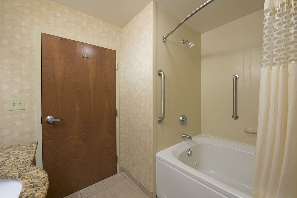 Room, 1 King Bed, Accessible (Hearing) - Photo 3