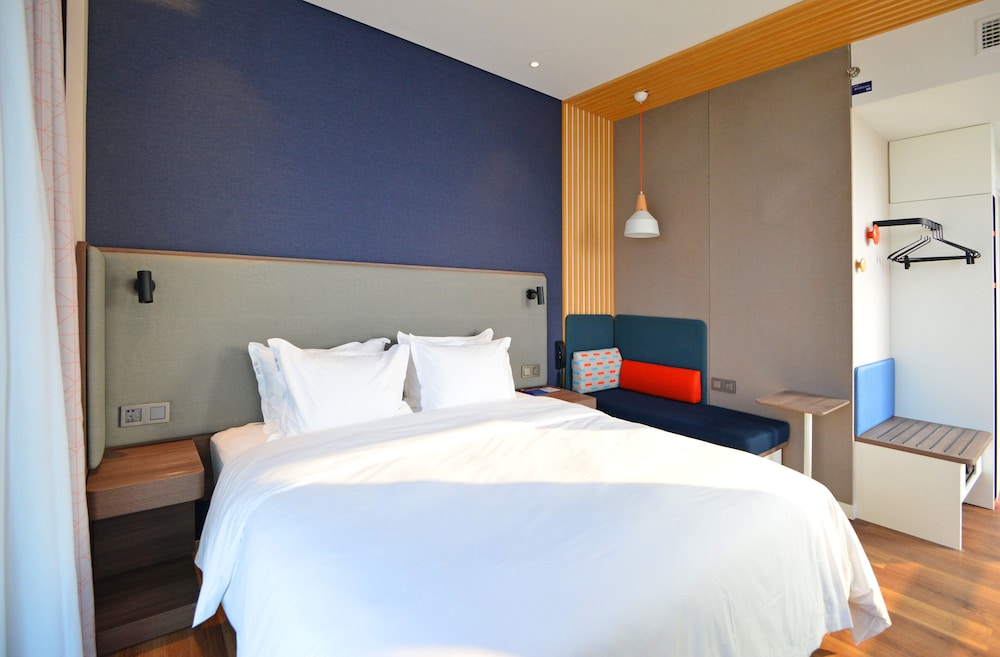 Standard Room, 1 King Bed - Photo 1