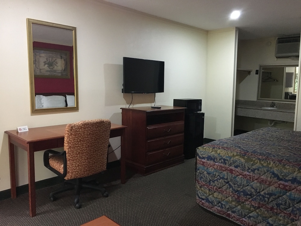 Classic Room, 1 King Bed, Non Smoking photo 2