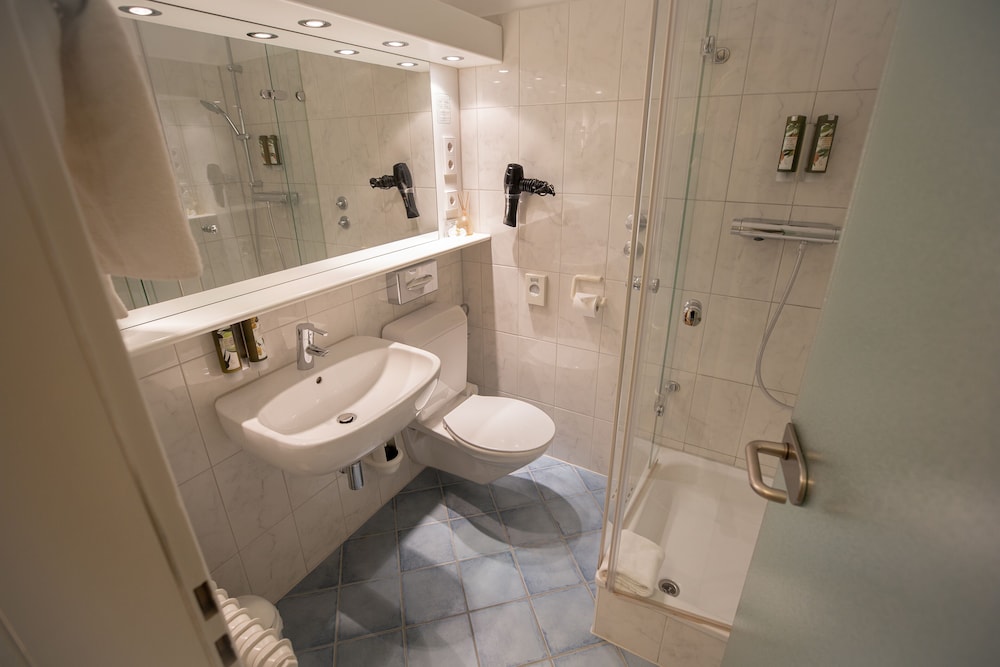 Standard Room, 1 Queen Bed - Photo 6