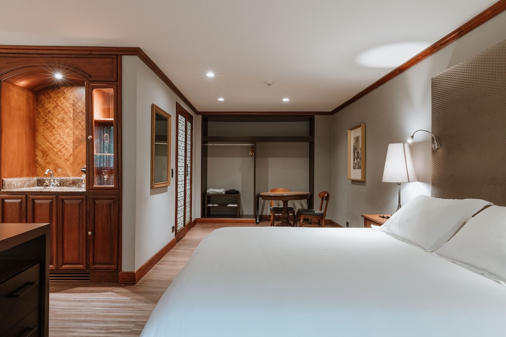 Junior Suite, 1 King Bed photo 1