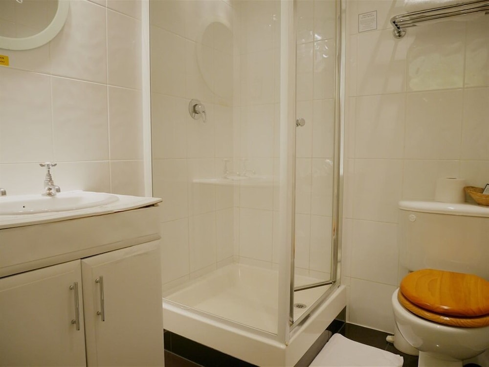 Standard Triple Room, Ensuite photo 3