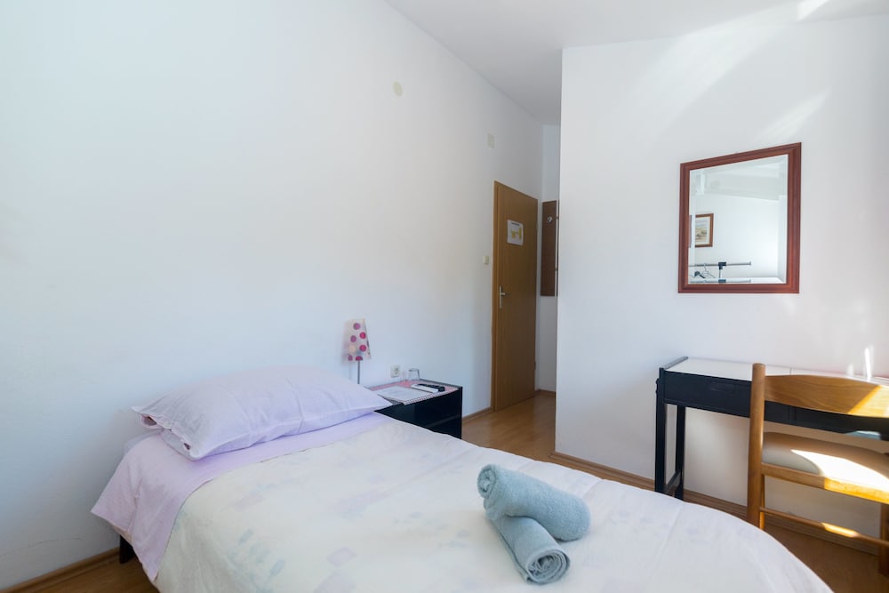 Room (S2)