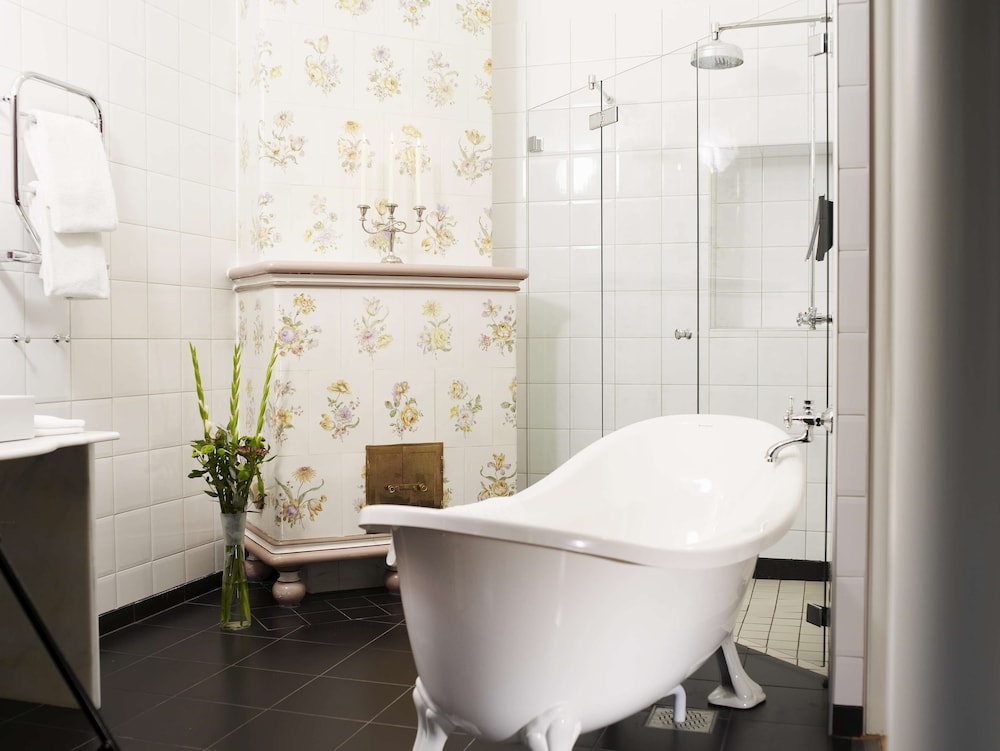 Deluxe Bath Room - Photo 10