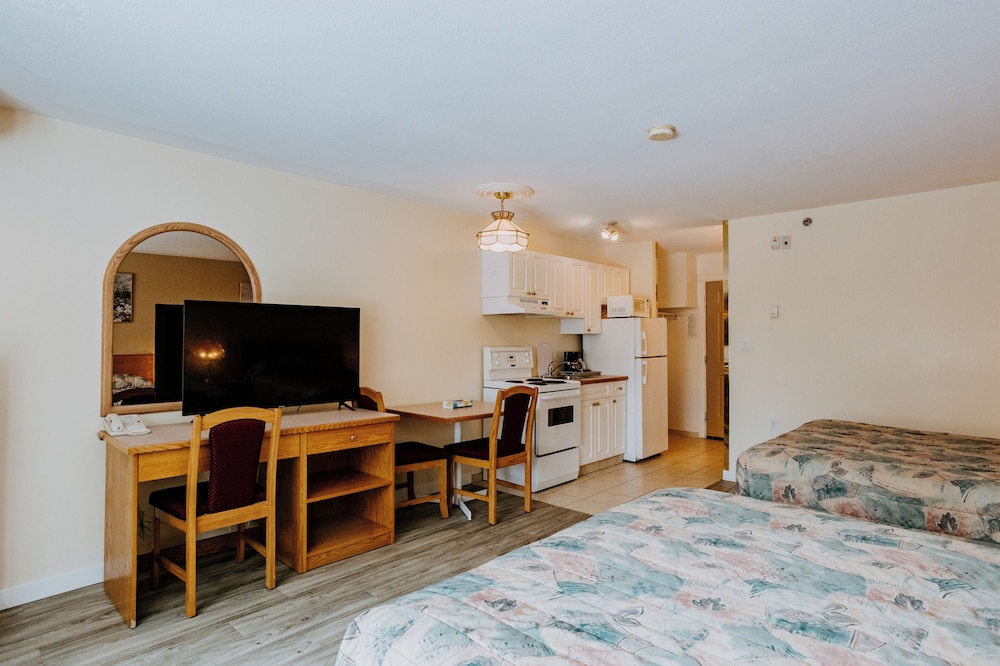 Room, 2 Queen Beds, Kitchenette