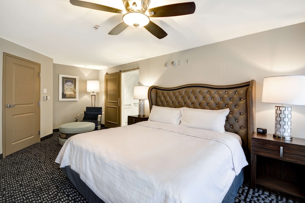 Deluxe Suite, 1 King Bed, 1 Bedroom, Accessible, Bathtub