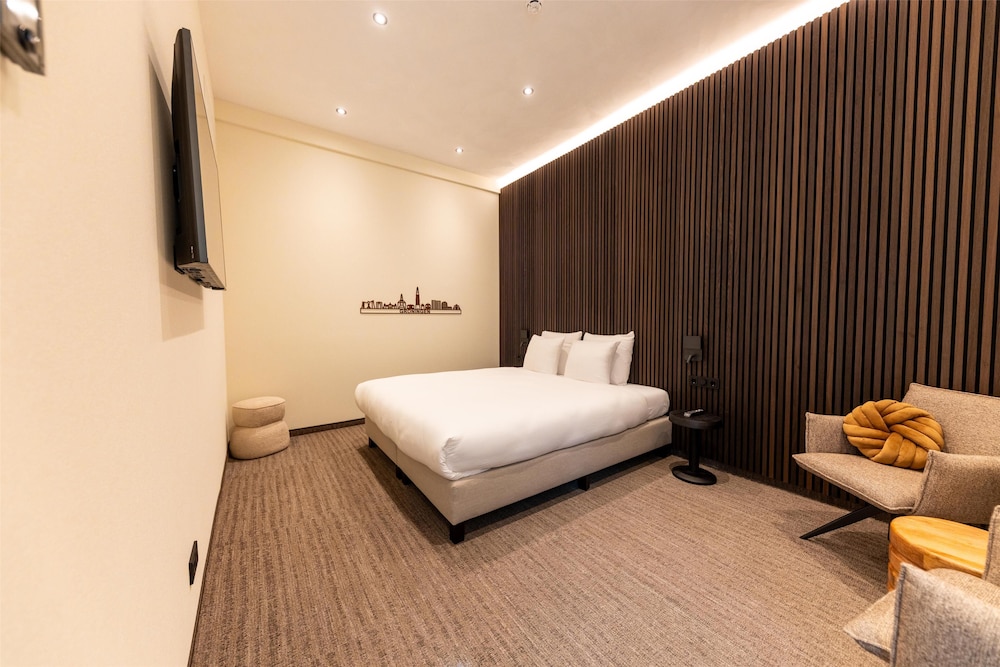 Standard Room, 1 King Bed, Non Smoking (with Sofabed) - Photo 4