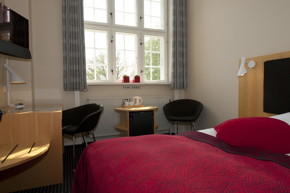 Single Room, 1 Queen Bed, Fjord View, Main Building