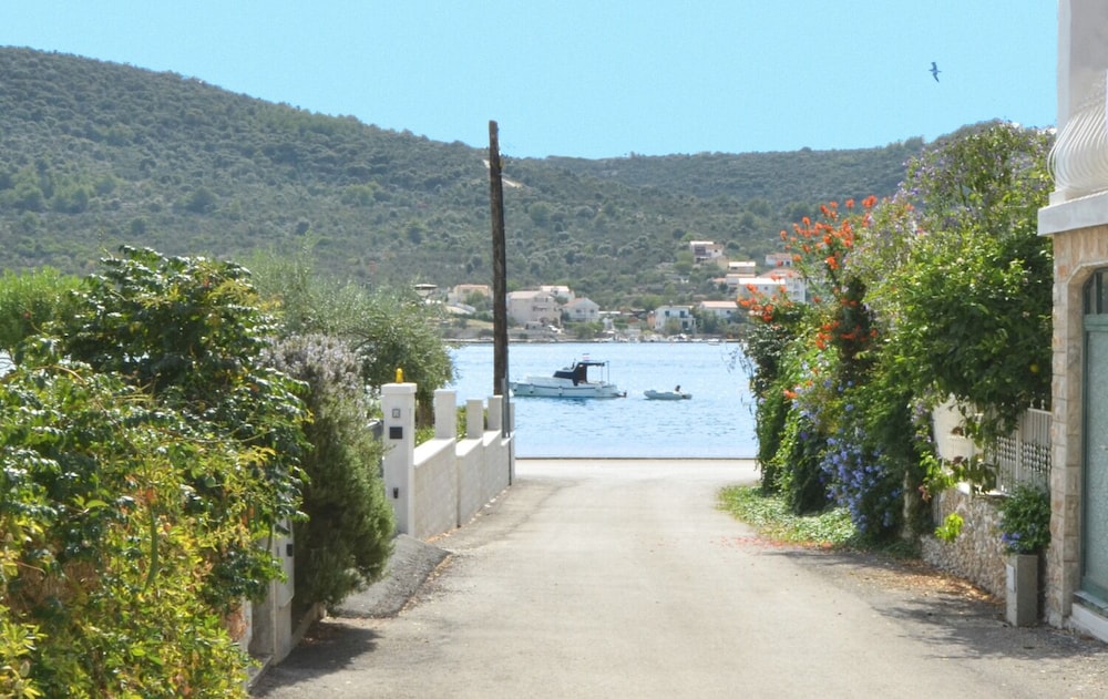 Apartment (Paž - 28m from the beach - A1(4+2))