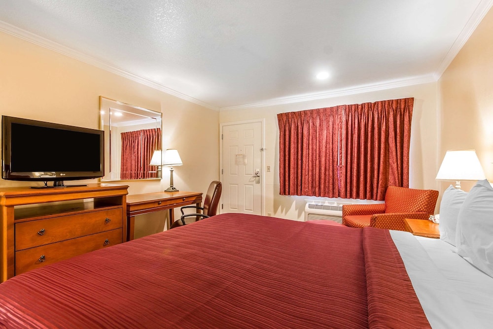 Standard Room, 1 King Bed, Non Smoking - Photo 4