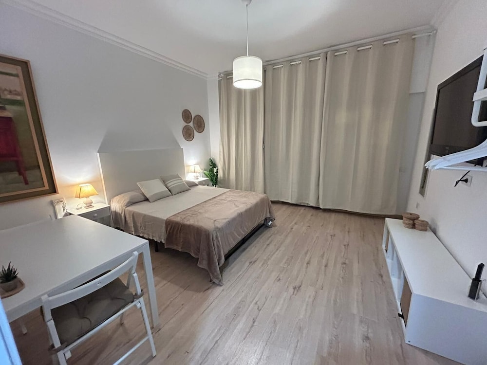 Deluxe Double Room, City View (R1)
