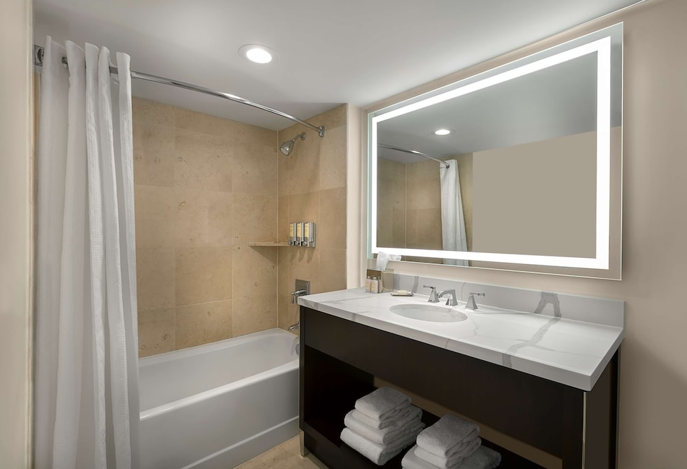 Deluxe Room, 1 Queen Bed (Chase)
