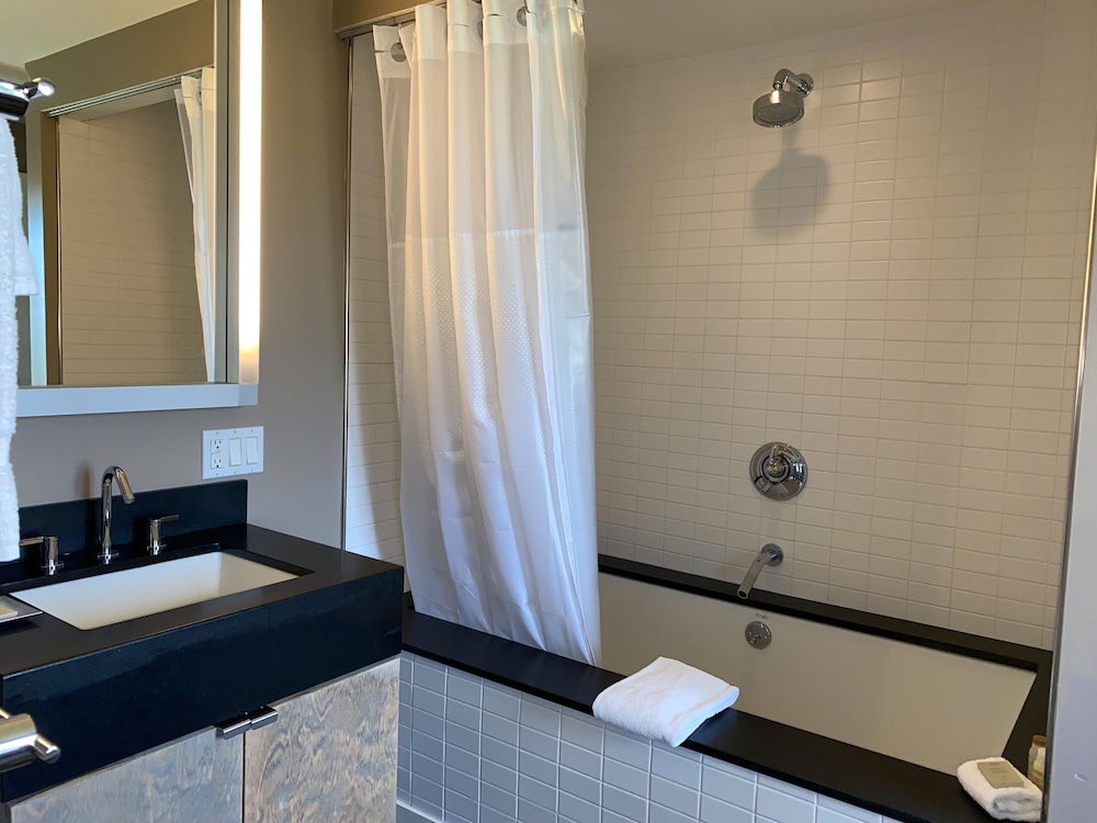 2 Bedrooms, 1 King and 1 Queen Bed photo 2