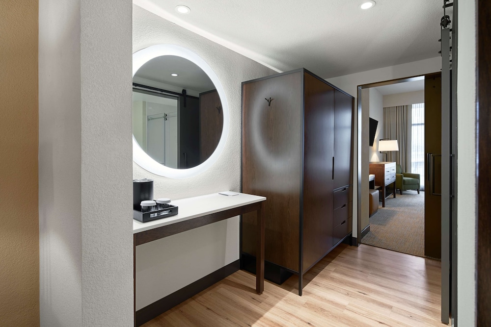 Suite, 1 King Bed, Balcony - Photo 3