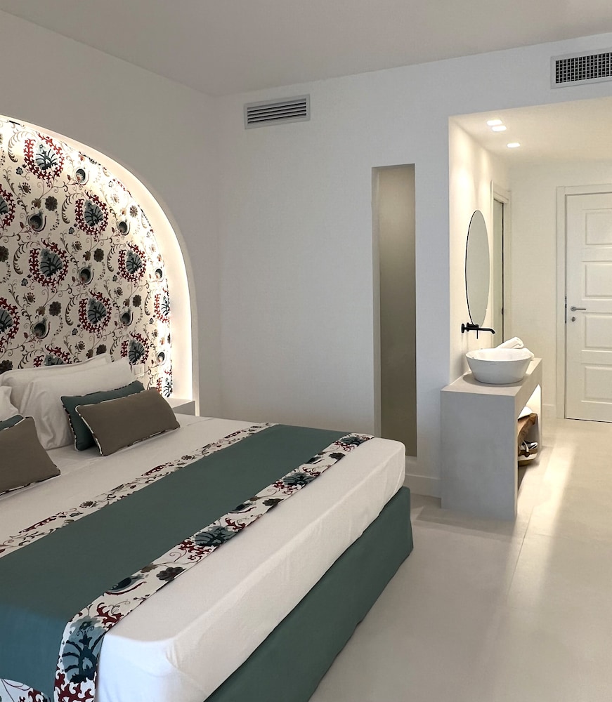 Superior Suite, 1 King Bed, Non Smoking - Photo 13