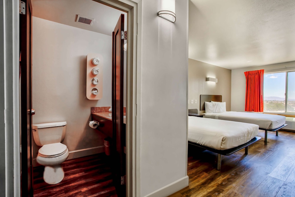 Standard Suite, 2 Queen Beds, Smoking photo 2