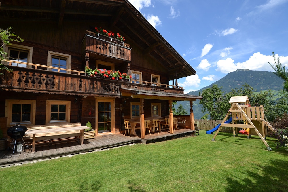 Deluxe Chalet, 6 Bedrooms, Hot Tub and Sauna, Mountain View photo 1