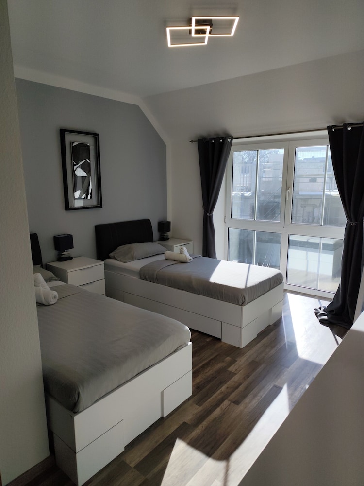 Standard Twin Room, Private Bathroom, Courtyard View photo 1