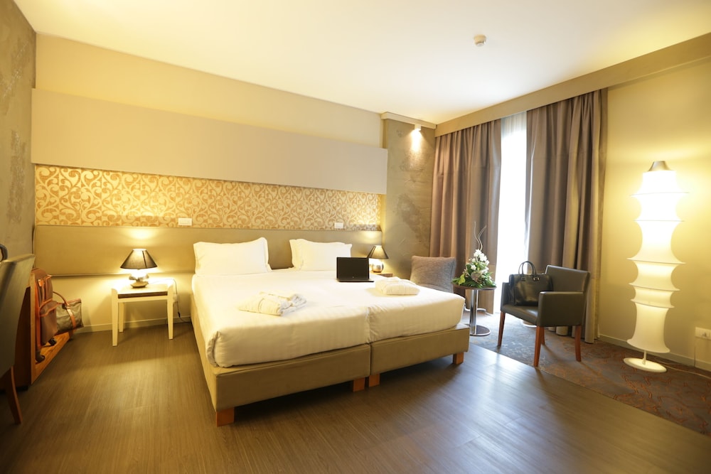 Junior Suite, 1 King Bed - Photo 1