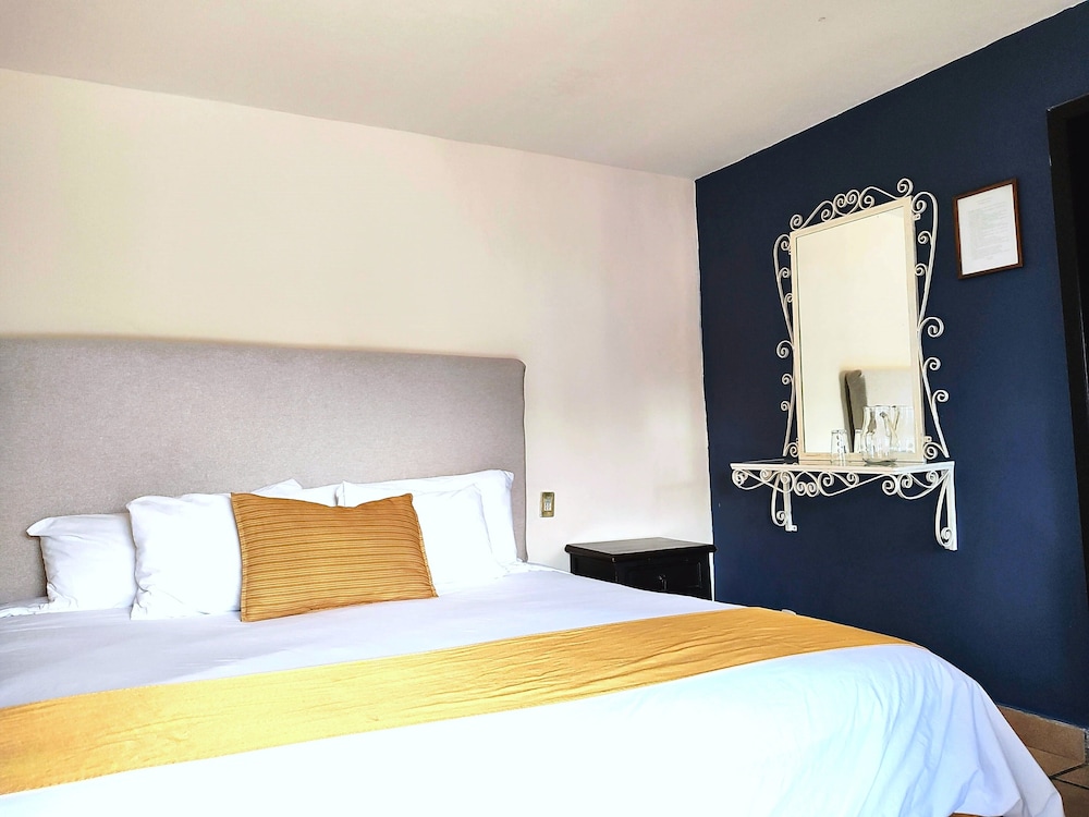 Standard Room, 1 King Bed photo 3