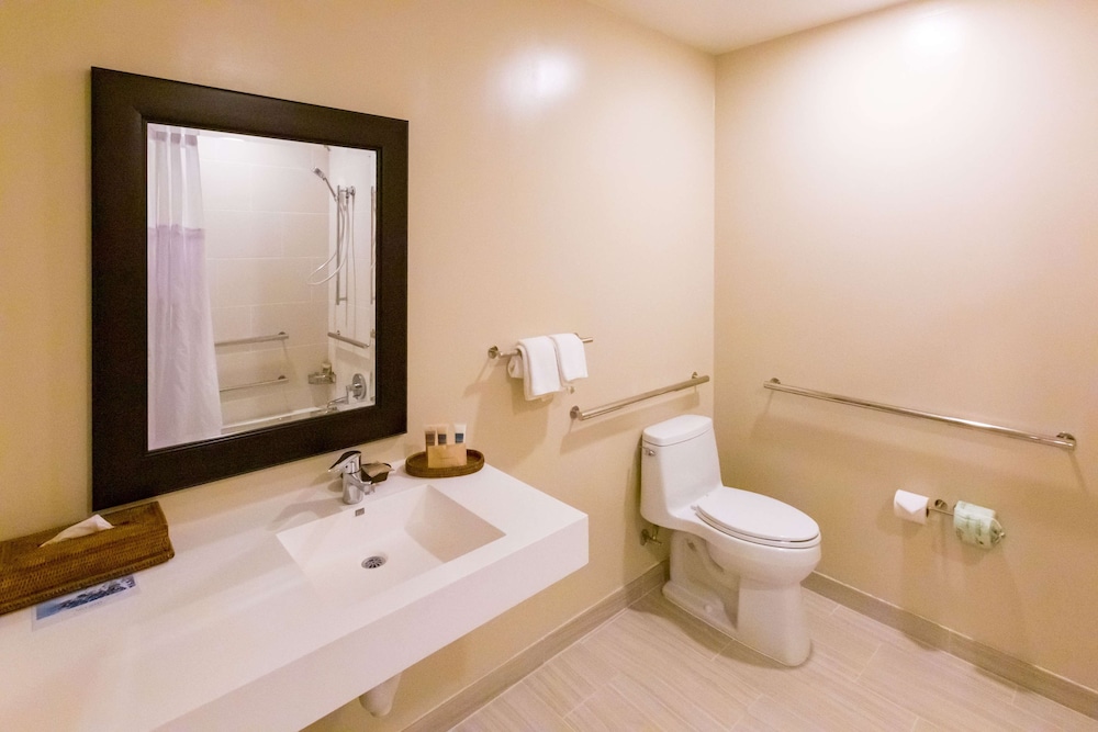 Palace Suite, 1 King Bed, Resort View (Roll In Shower, Hearing) thumbnail 6