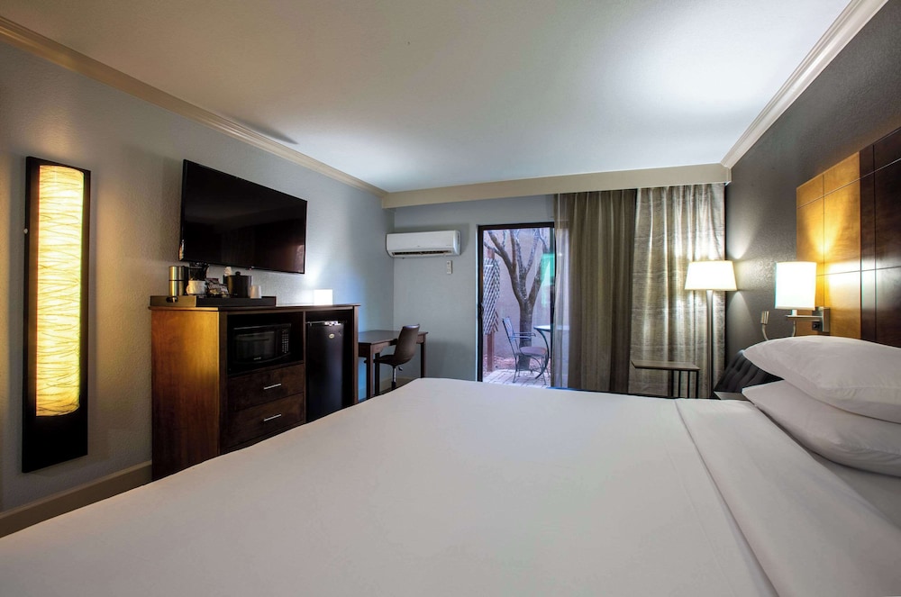 Suite 1 King Bed, Whirlpool Bath, Patio, Seating Area, Non-Smoking - Photo 5