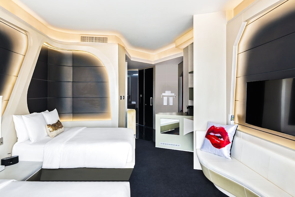Deluxe Room, 2 Queen Beds, Canal View
